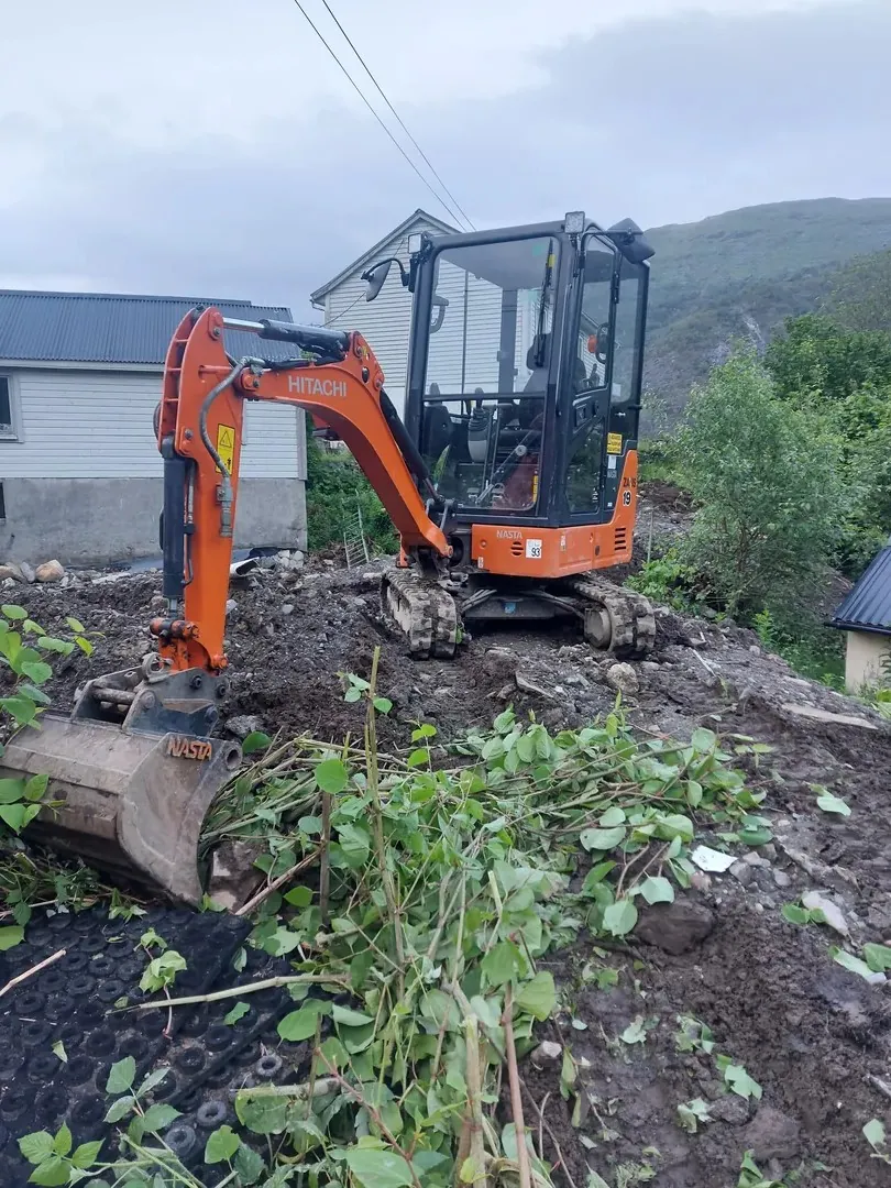 Hitachi 2-tonns minigraver klar for utleie.