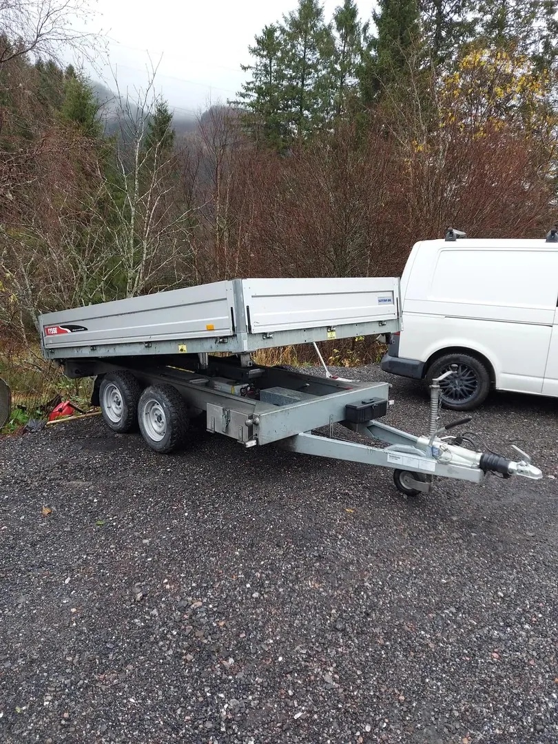 Tysse tipp-henger med høye karmer, klar for utleie.